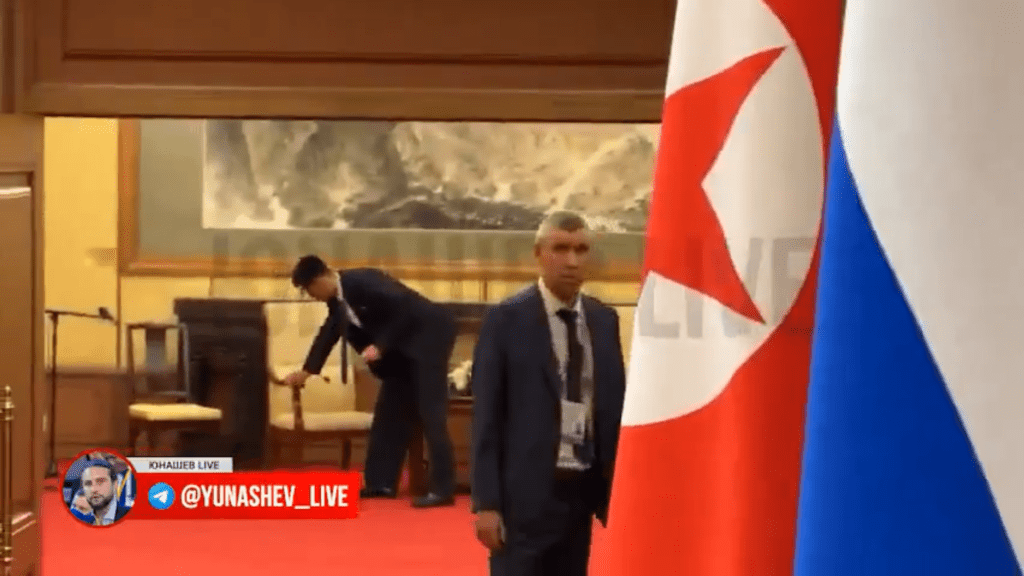 另一人仔細擦拭椅子。 TG / Alexander Yunashev 另一人仔細擦拭椅子。 TG / Alexander Yunashev