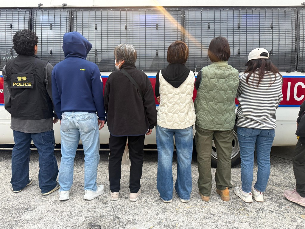 行動中,警方拘捕15名男女。警方提供 行動中,警方拘捕15名男女。警方提供