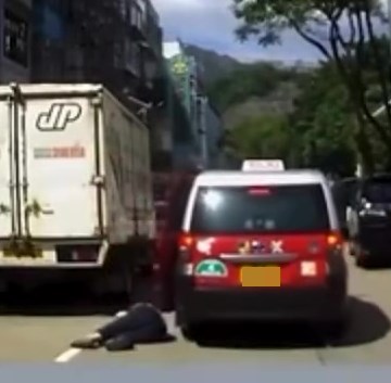  現場為九龍城市政大廈對開，片中見到婆婆 落車仍未企定時，的士便開車離去，婆婆倒 地後無法自行站起，一度無助的在地上左顧 右盼，甚至伸手求助。fb「馬路的事討論區」截圖