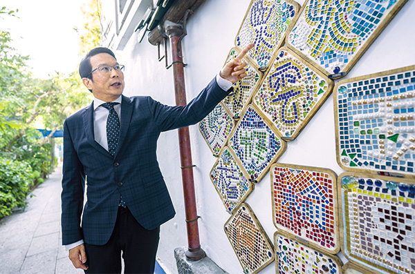朱國強鼓勵視藝教育，培養學生多方面興趣，校園內一幅牆正是由學生們用馬賽克貼上了自己名字的作品。