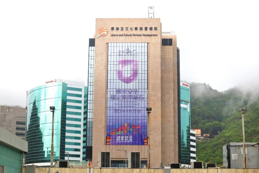 政府大楼以及市面上已经设置了「全民国家安全教育日」大型平面宣传横额。