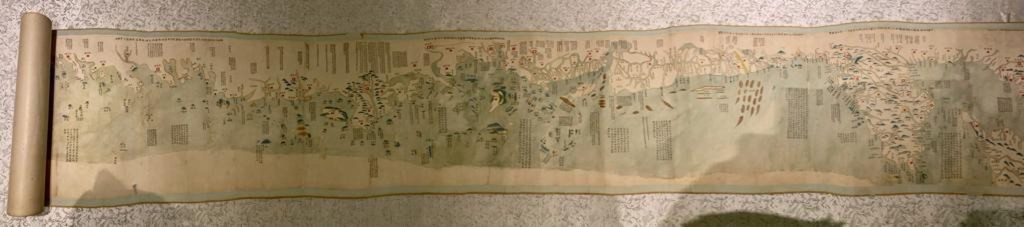 香港马可孛罗地图馆馆长谭兆璋（右）近日公开收藏，古地图记有台湾东西两岸战略防衞的形势图。