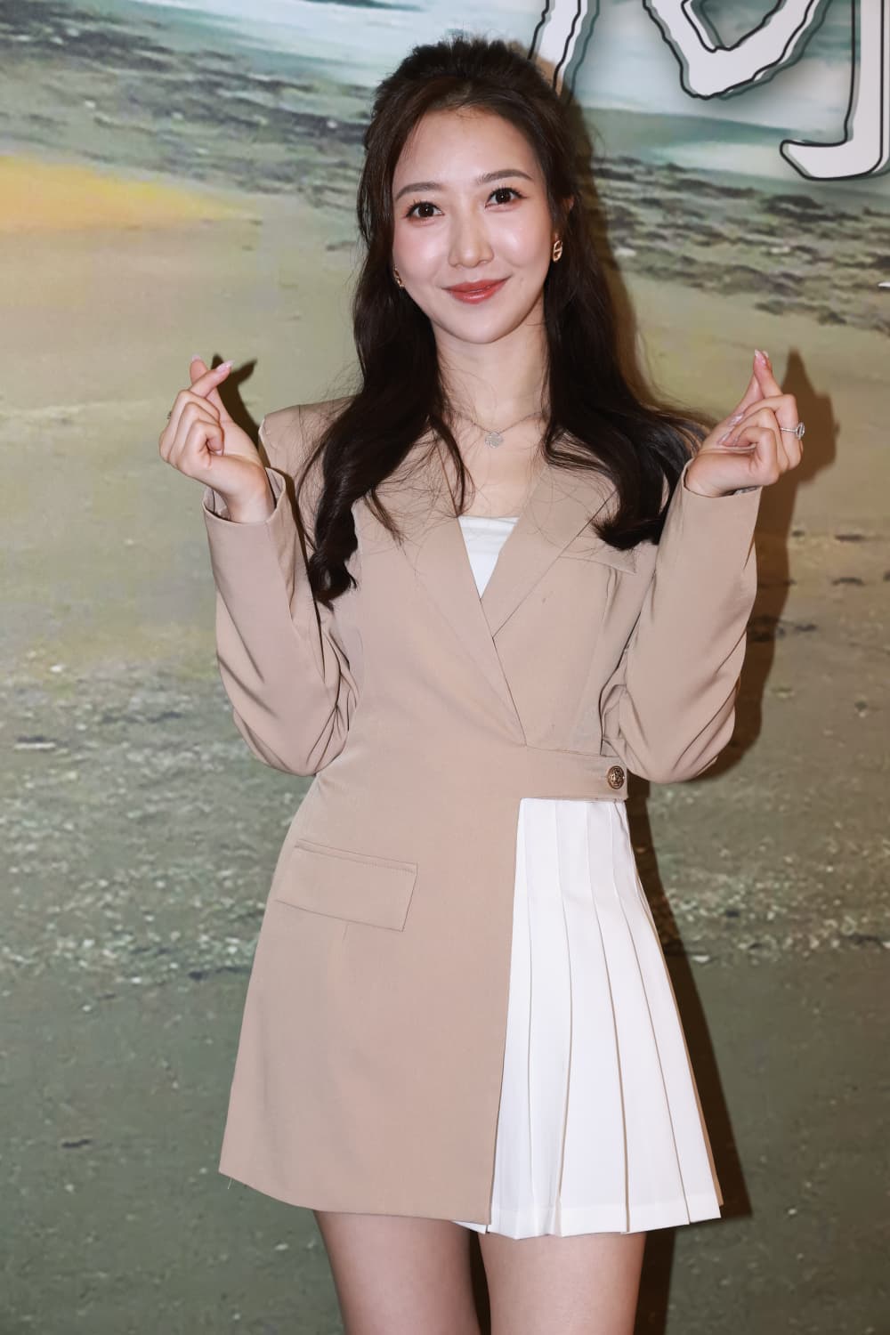 何依婷小六後無高過，曾表示身高有164cm。
