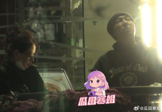 張衞健與張茜近日被網民影到在餐廳外煲煙。（微博圖片）