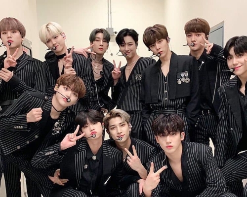 今早,X1 方面表示仍會出席明日的VLIVE AWARDS,但會跳過走紅毯儀式直接表演,今午就決定不再出席。