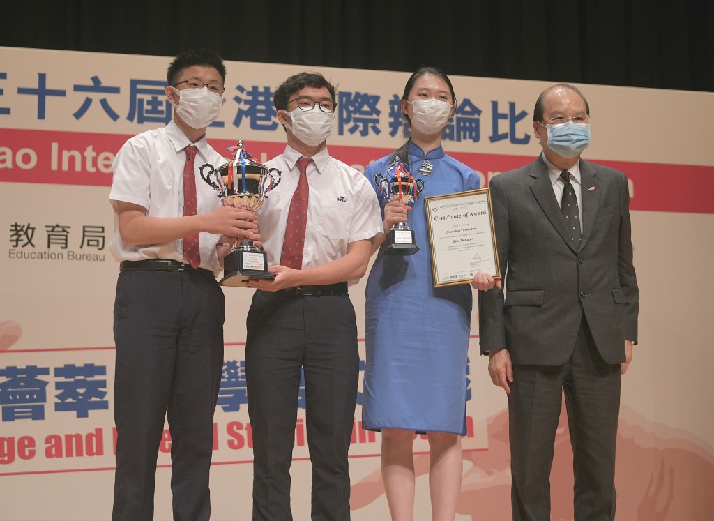 聖保羅男女中學獲英文組冠軍,張建宗頒發獎項。