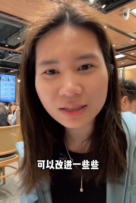 她希望以后香港餐厅的服务态度可以改进（小红书@靠谱的安妮）
