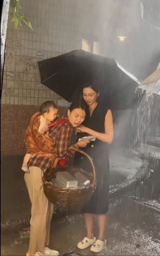 嬰兒演員被雨淋至濕透凍到震，惹來全網怒火。抖音＠愛吃湯圓呀