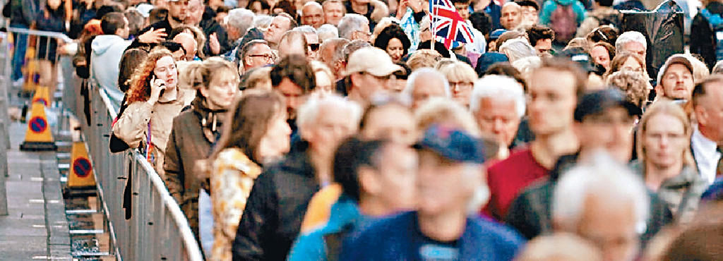 ■大批蘇格蘭民眾排隊進入教堂向英女皇作最後致敬。