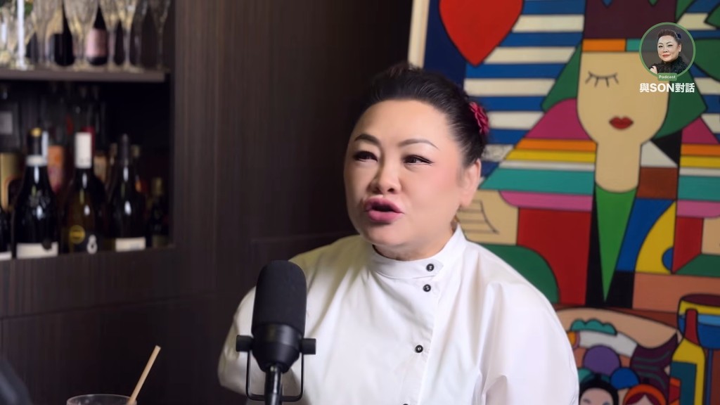 Son姐因沒做功課而連環踩雷,在對話中一度露出尷尬神色。(影片截圖:《與Son對話》) Son姐因沒做功課而連環踩雷,在對話中一度露出尷尬神色。(影片截圖:《與Son對話》)