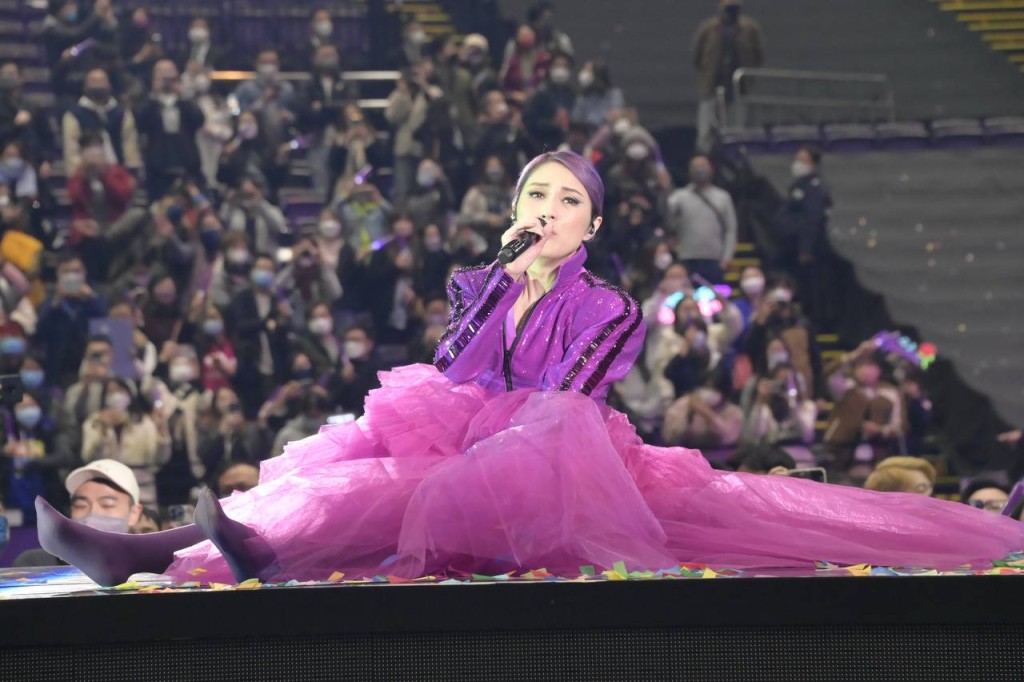 杨千嬅在Encore环节，脱掉高踭鞋。