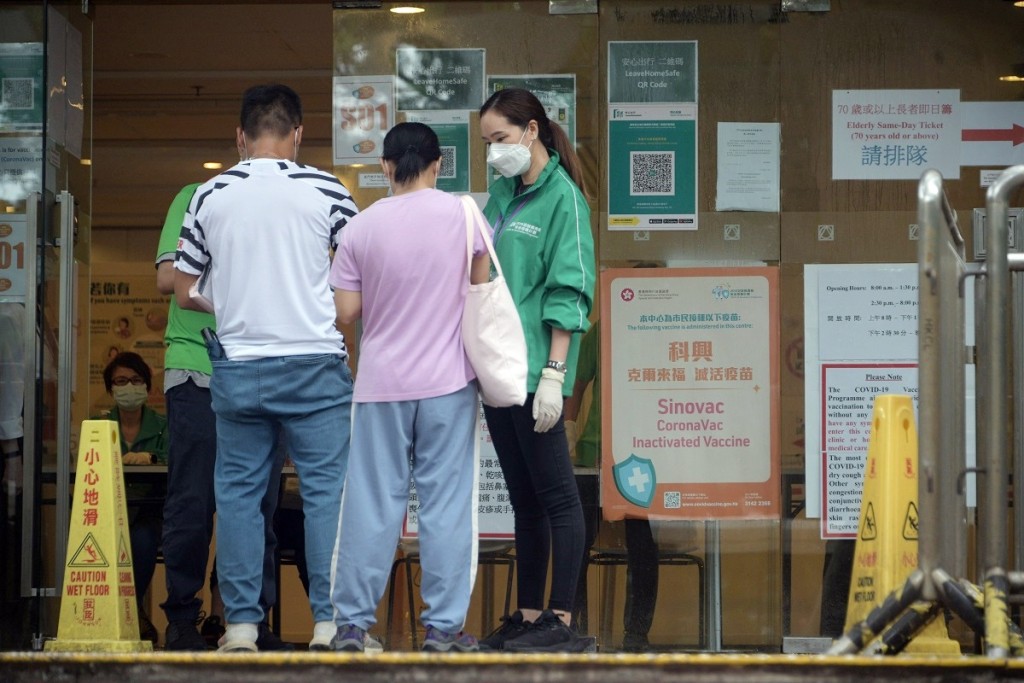 市民繼續接種疫苗。