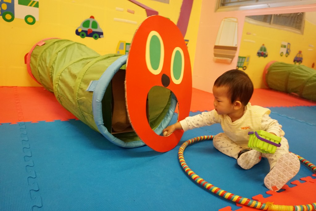 主題遊戲可讓幼兒多運用五感、社交溝通等技能，幫助他們成長。