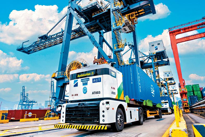 和記港口信託宣布，推出本港首批無人駕駛貨櫃車，首階段共6輛。