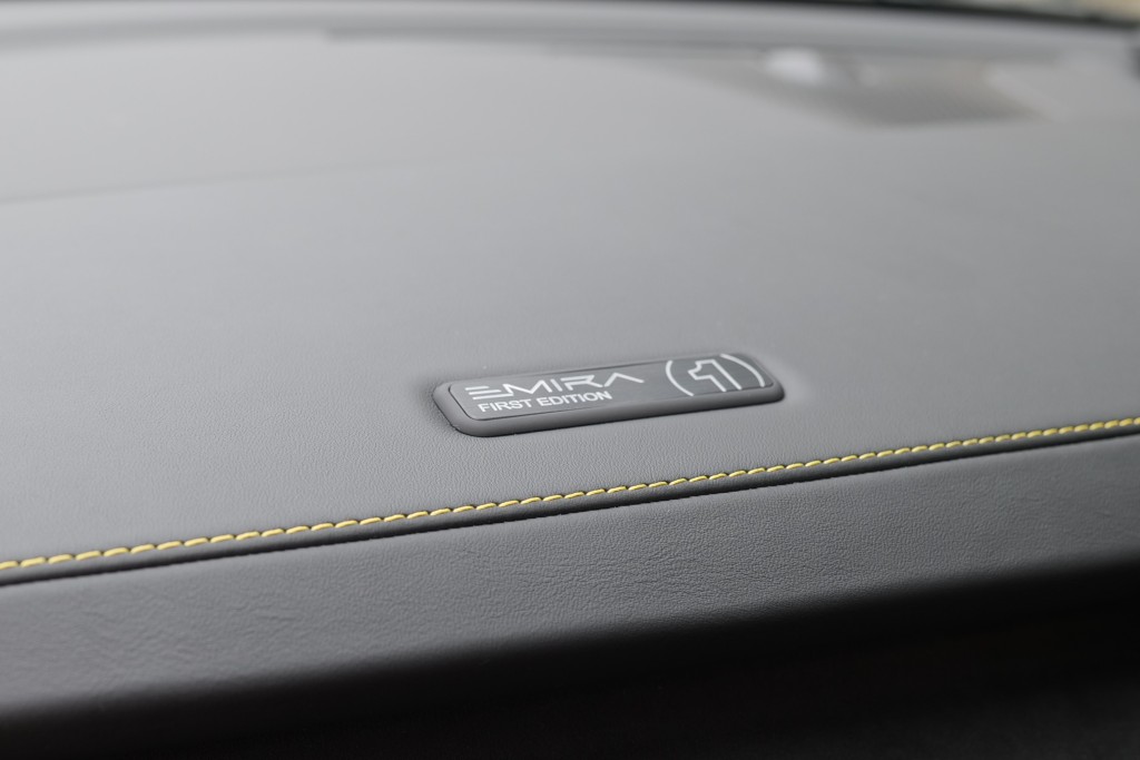 蓮花Lotus Emira V6 First Edition標準項目包括專屬真皮夾Alcantara車廂包裝，還有黃色縫線配飾。