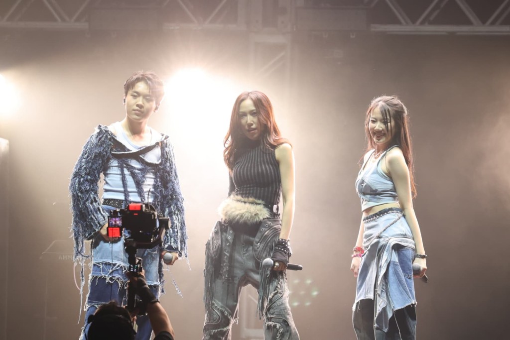 鍾舒漫勁歌熱舞。