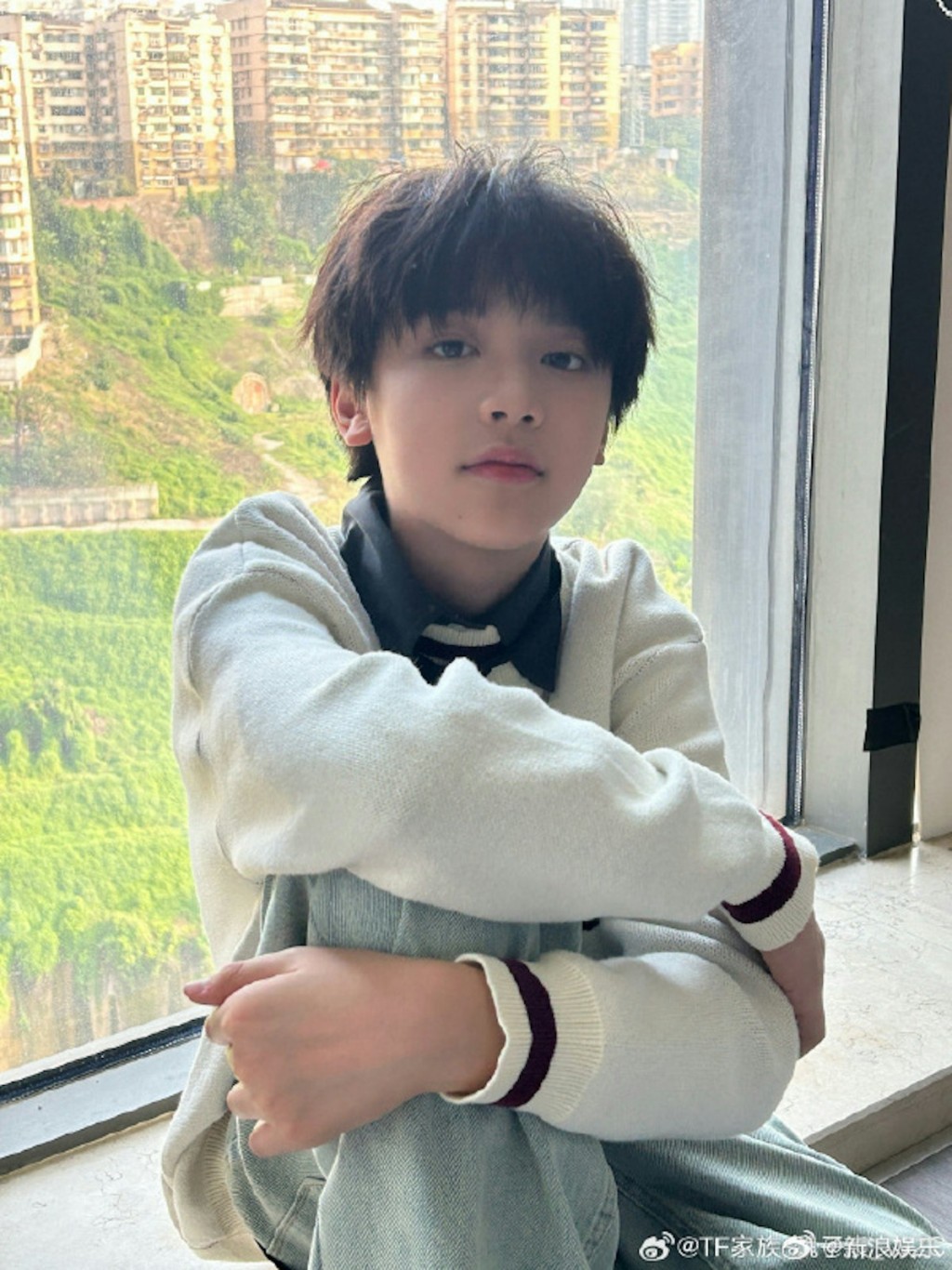 TFBOYS經紀公司「時代峰峻」近年亦陸續推出「時代少年團」、「T.O.P登陸少年」等男團培養眾多未成年偶像，其中第四代練習生13歲魏子宸長相斯文秀氣，備受關注。