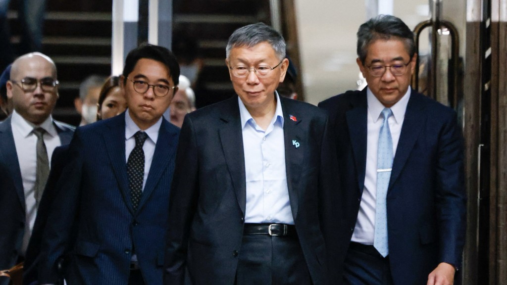 柯文哲涉政治献金及“京华城案”被判囚17年，一审宣判后离开法院。 路透社