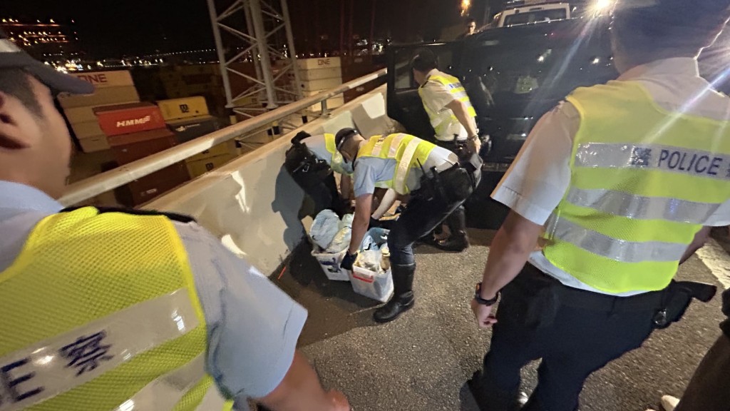 警方在車廂後座乘客位發現兩箱可疑物品,搜出大麻、大麻花、大麻油和大麻糖。蔡楚輝攝 警方在車廂後座乘客位發現兩箱可疑物品,搜出大麻、大麻花、大麻油和大麻糖。蔡楚輝攝