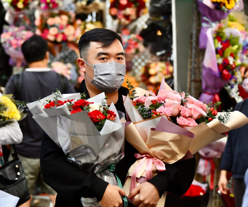 情人節前夕，市民收工到花墟買花情況。（盧江球攝）