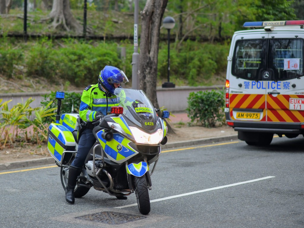 交通警護送警車。