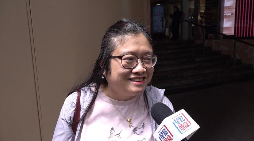 郑小姐心情激动地向记者表示，活动很划算，「平日买最早场都要70几蚊，今次可以60蚊买两张，普通市民都好开心。」
