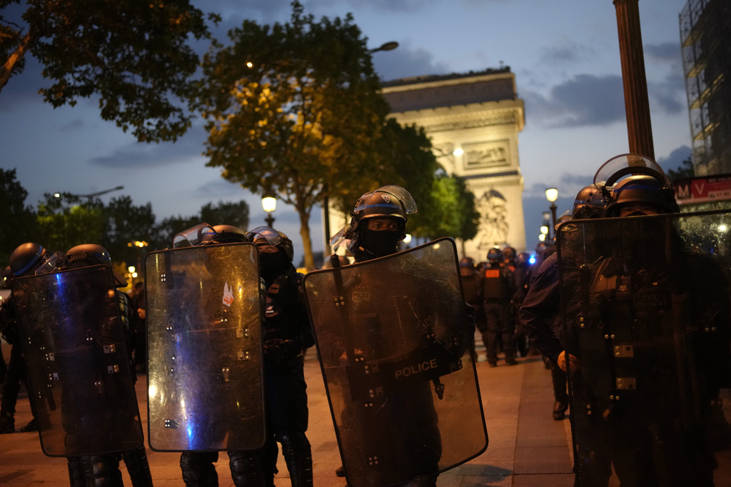 法國國內騷亂持續。美聯社