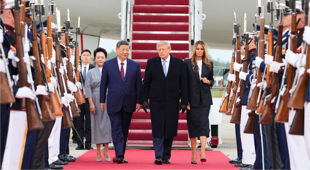 特朗普高规格亲迎习近平，却引发国内争议。美联社  