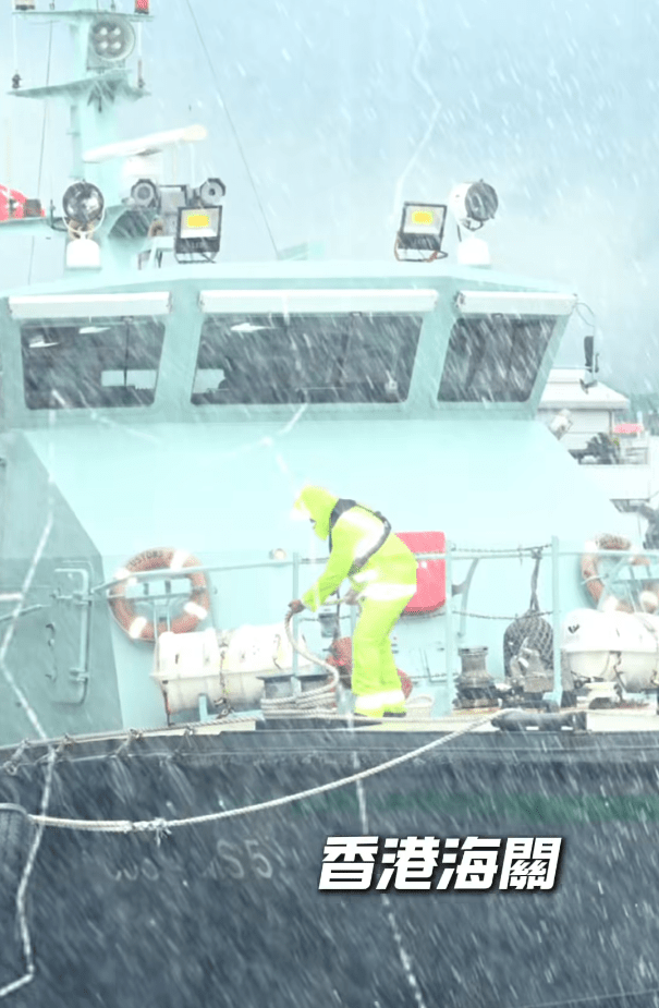 海關在風雨中緊守崗位。保安局FB影片擷圖