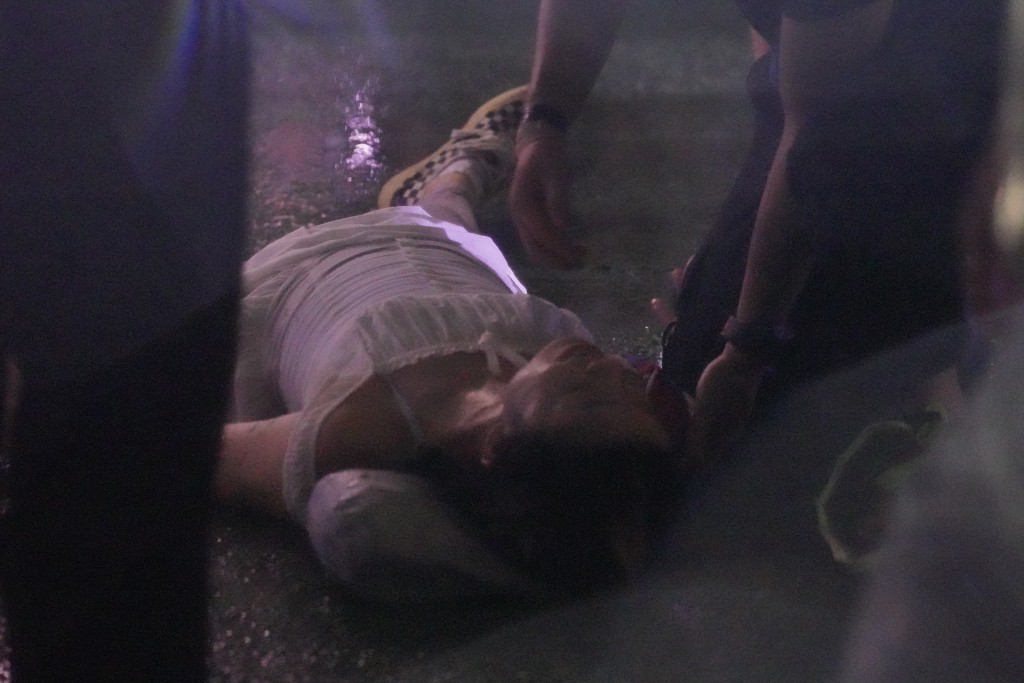 在泫雅演唱期间，有一名女士晕倒。