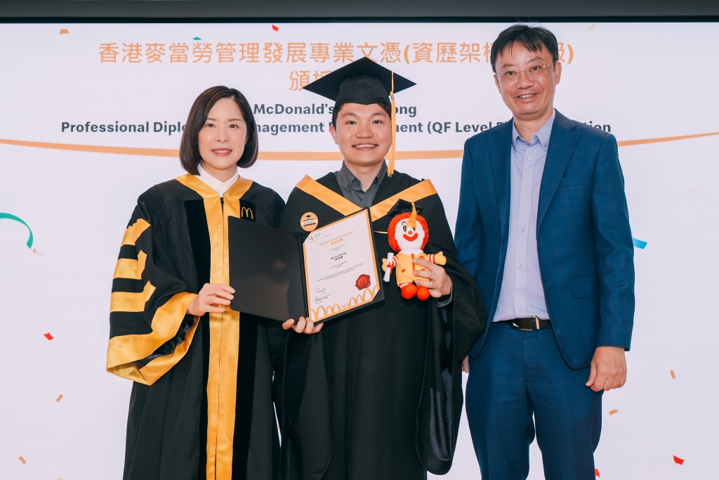 香港麦当劳行政总裁黎韦诗(左)与资历架构秘书处总经理黎英伟(右)共同颁发证书予毕业生代表Edison(中)。 香港麦当劳行政总裁黎韦诗(左)与资历架构秘书处总经理黎英伟(右)共同颁发证书予毕业生代表Edison(中)。
