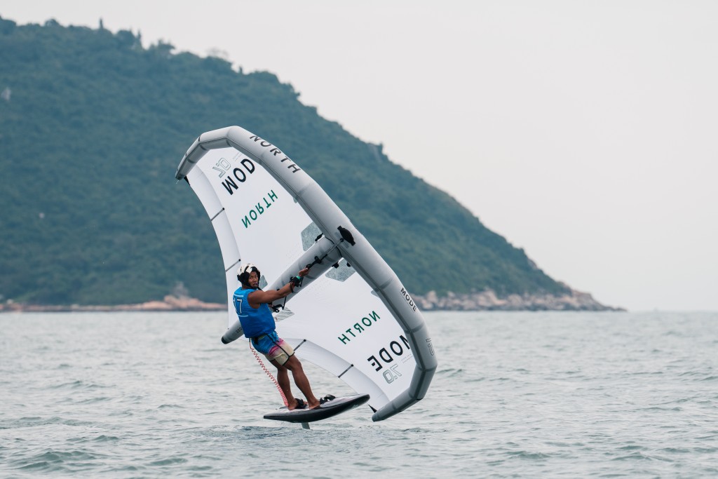 擁地利優勢的本地代表黃汝謙勇奪男子精英組冠軍。 香港滑浪風帆總會圖片