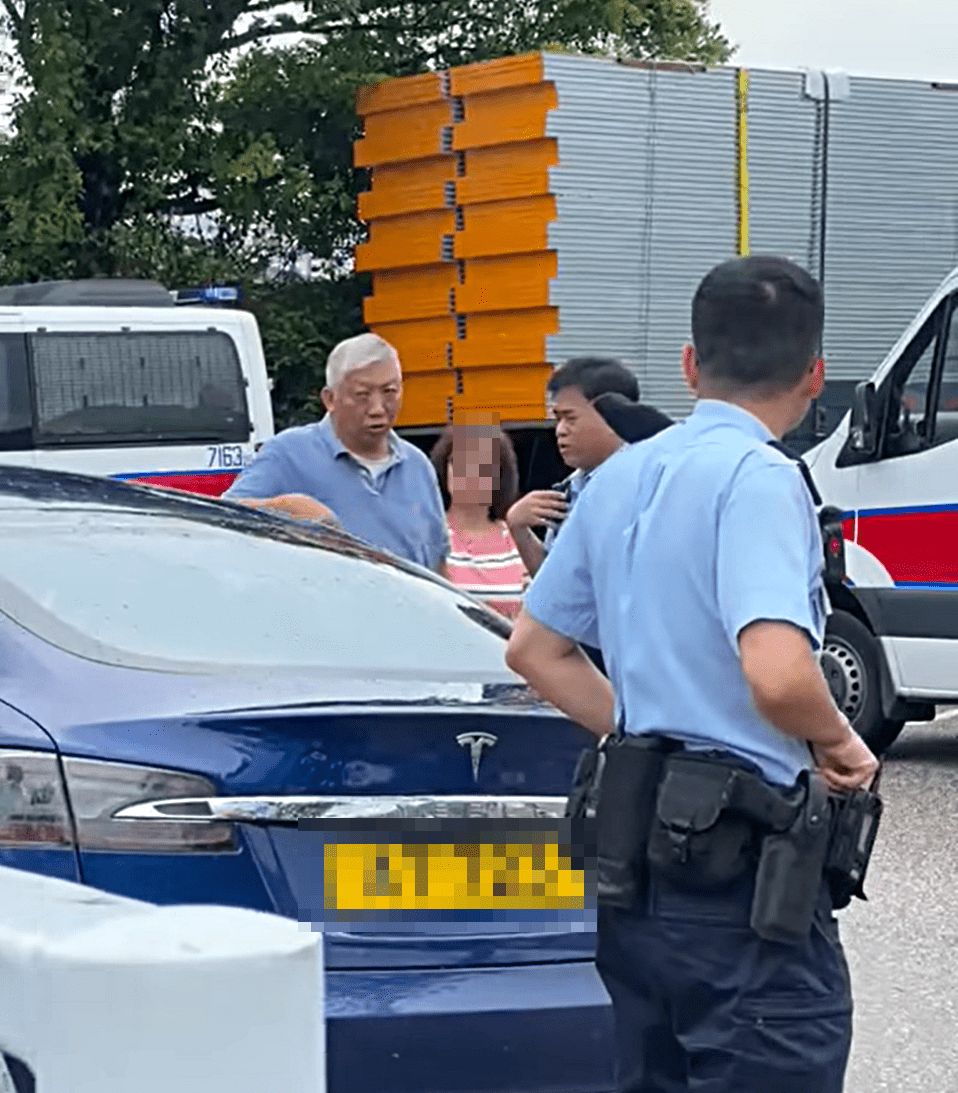 崔老闆向警員解釋事件始末。fb：盡在元朗