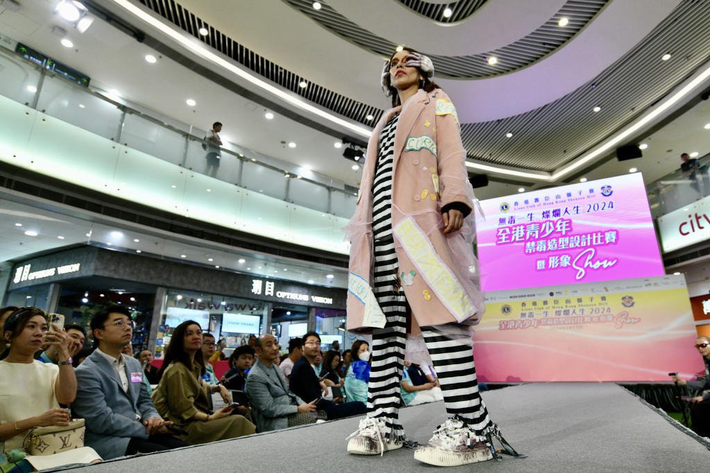 參賽者設計的髮型、妝容和服裝，由一班年輕專業模特兒展示。
