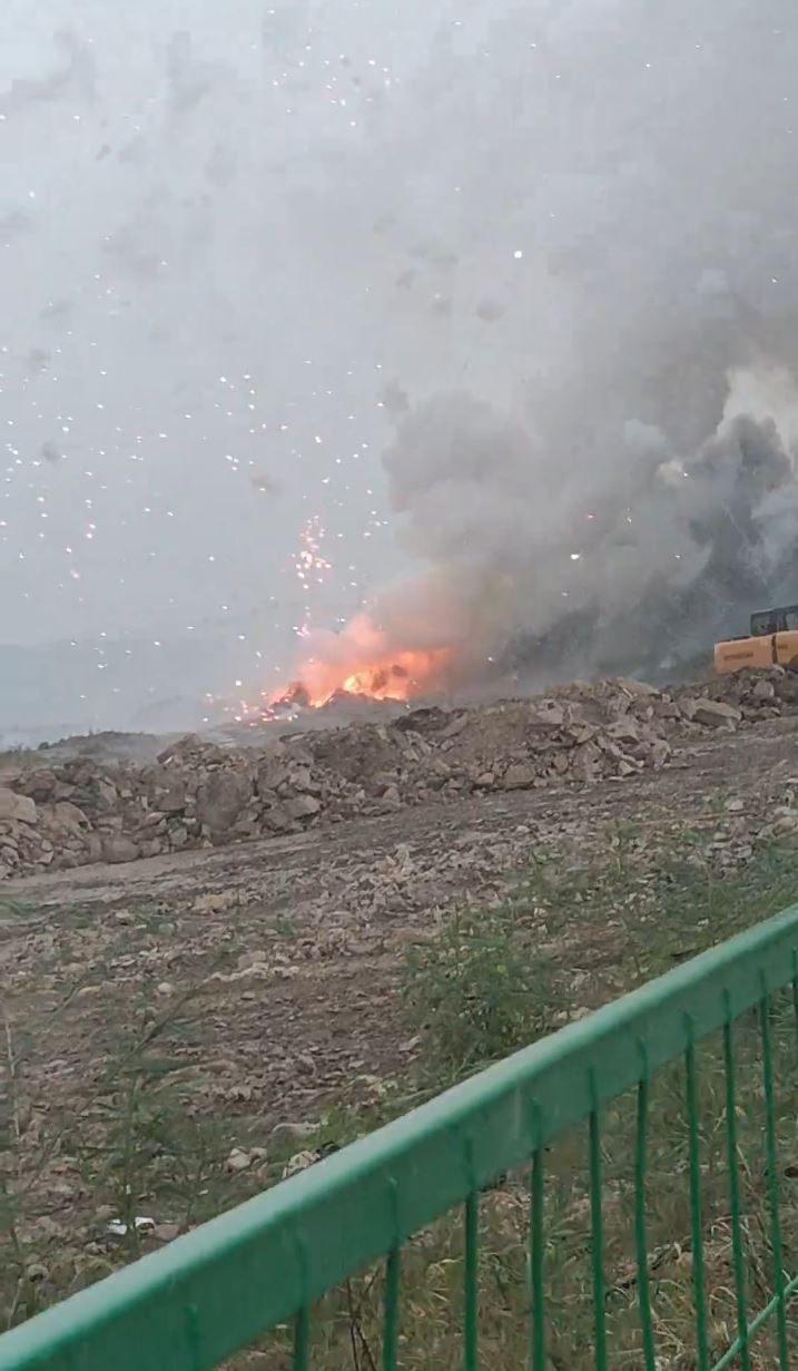 江蘇連雲港銷毀非法煙花時突爆炸，隔籬市570戶牆裂玻璃碎。