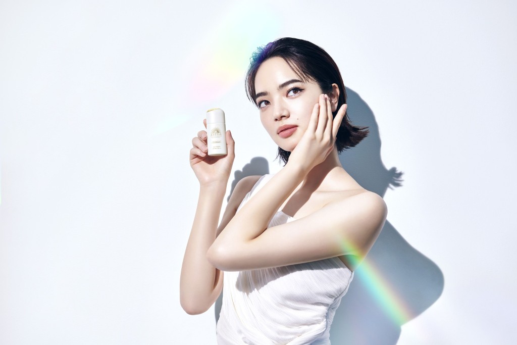 Anessa全效濾光活膚UV乳液SPF50+ PA++++/$240,蘊含螺旋藻精華活膚成分、礦物粉末及獨家嫩膚專利配方,將陽光中有益的光譜濾化成美肌能量,同時有防水功效。