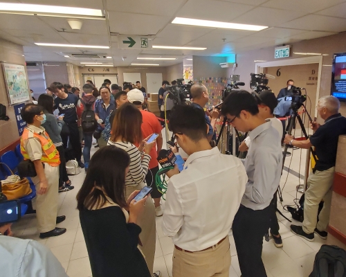 科大學生周梓樂延至早上8時09分不治,科大學生會多名代表到場醫院了解及默哀。