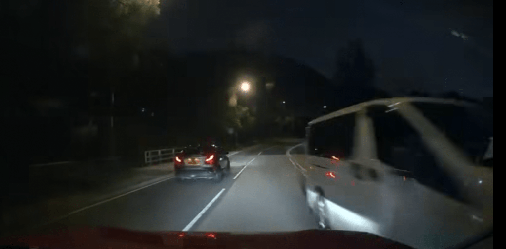一輛客貨車懷疑失控越過對面行車線,險些與一輛載客的士迎頭相撞。 一輛客貨車懷疑失控越過對面行車線,險些與一輛載客的士迎頭相撞。