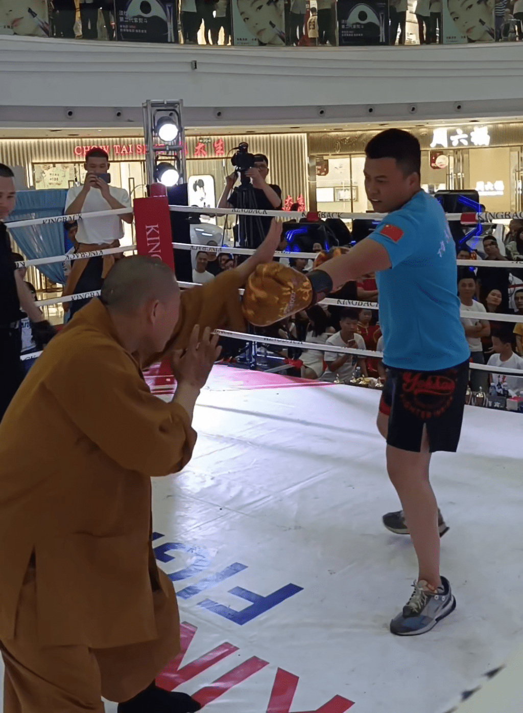 拳賽在上周五(7日)廣東東莞舉行，兩人開始時先禮貌式碰拳。