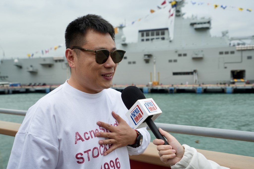 來自內蒙古的張先生是海陸空三軍發燒友，直言見到軍艦「激動得都要哭出來」。