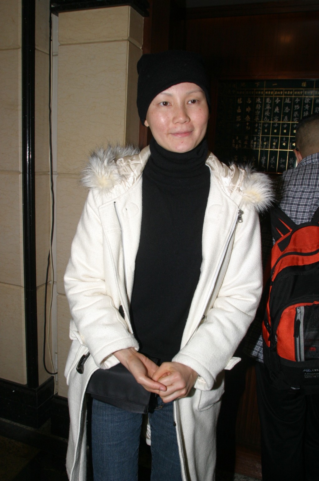温裕红2005年不幸确诊患上乳癌，​在化疗期间不停呕吐、脱发，甚至手脚麻痹又很痒，要冰敷才能抵得住。  ​