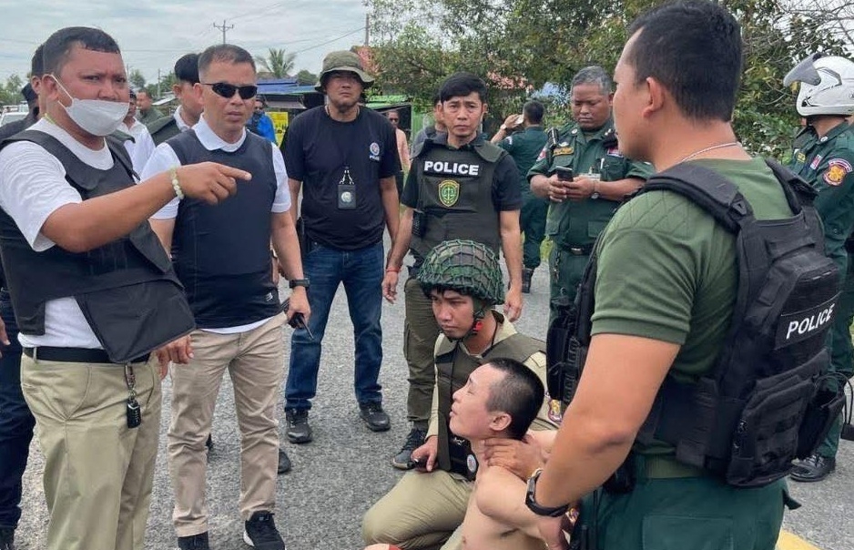 其中一名逃脫在押人員在案發數小時後於公路附近被警方攔截抓獲。 柬中時報