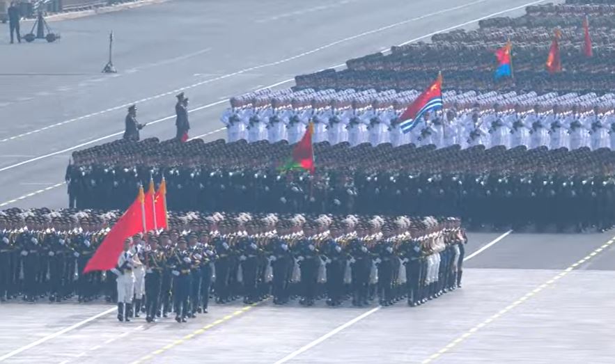 十三個徒步方隊首先受閱。 央視截圖