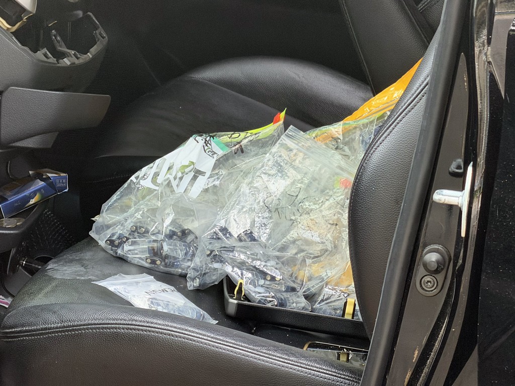 探員在場發現懷疑依託咪酯。梁國峰攝 探員在場發現懷疑依託咪酯。梁國峰攝