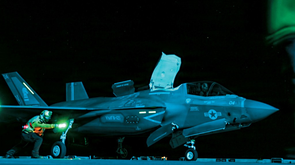 美军中央司令部昨日发布照片，显示两栖攻击舰「的黎波里号」在阿拉伯海执行夜间飞行任务。