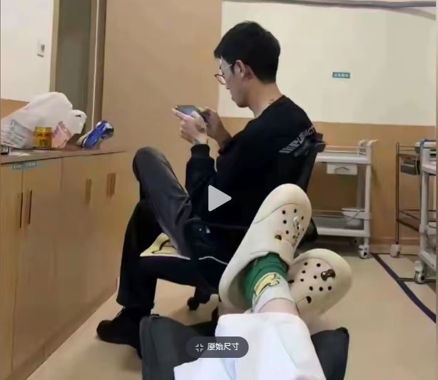 青島有女護士當值時讓男朋友幫助配藥被停職。抖音