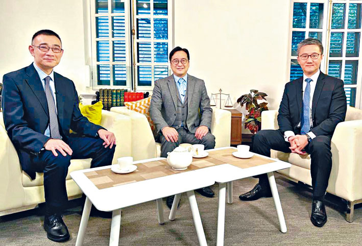 《国安法事件簿》由陈泽铭（中）及苏绍聪（左）主持，本集嘉宾为萧泽颐（右）。