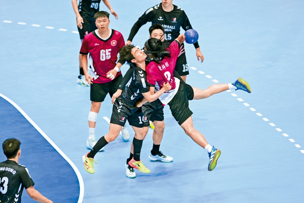 港队(红衫)以两分击败广东。