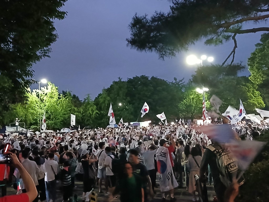 示威民眾20日入夜後仍聚集在奧林匹克公園。 X@jwjk3000 示威民眾20日入夜後仍聚集在奧林匹克公園。 X@jwjk3000