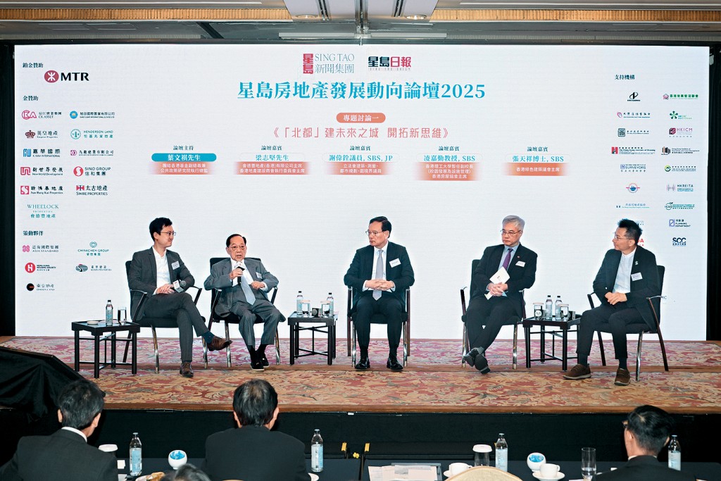 地建會梁志堅（左二）表示，希望分階段推出北都土地。團結香港基金葉文祺（左一）、立法會議員謝偉銓（左三）、理大凌嘉勤（右二）、香港綠色建築議會張天祥（右一）。